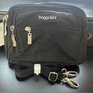 *NWT* Baggallini Triple Zip Small Crossbody Bag or Hip with Front Wallet Black